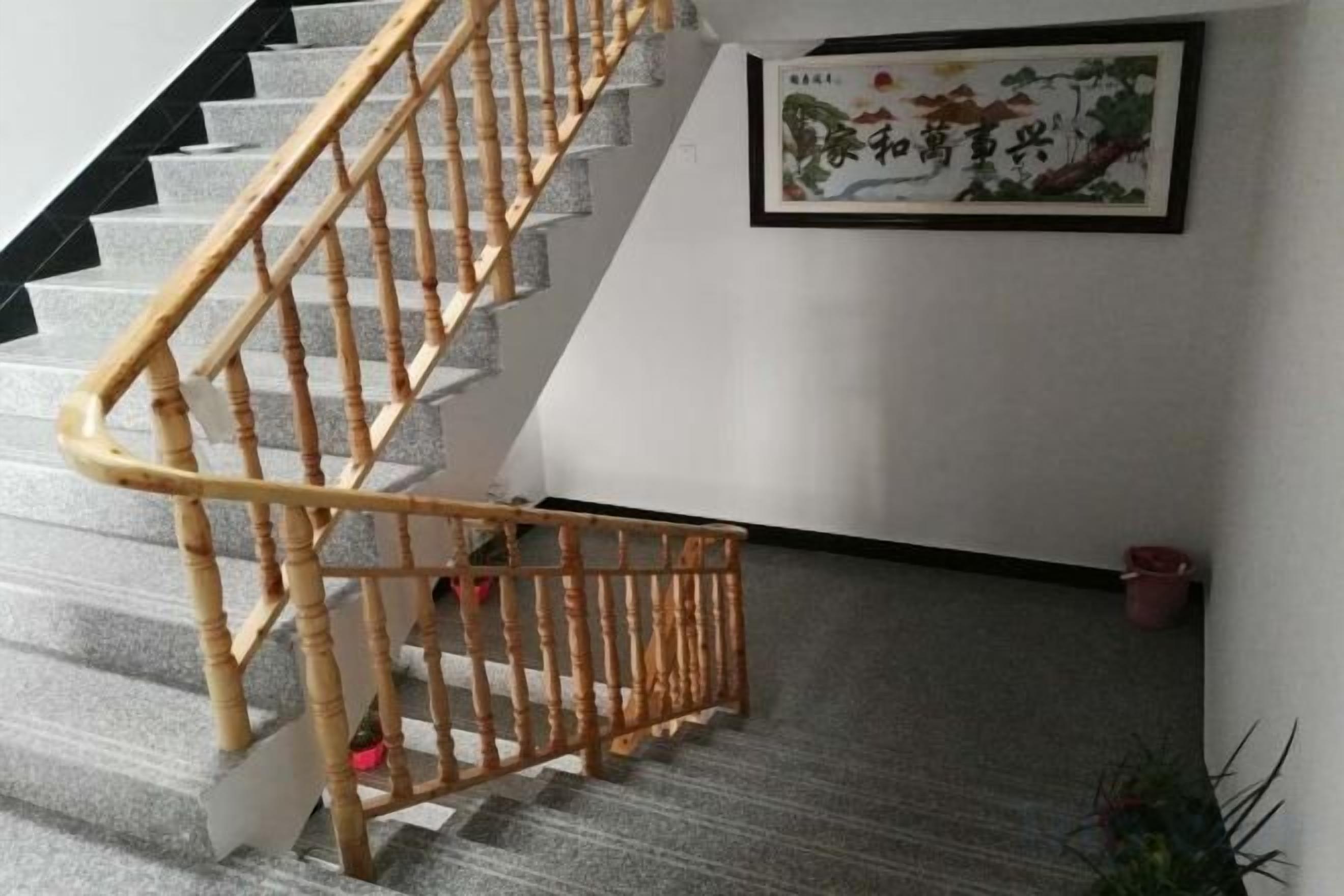 Una escalera con barandillas de madera que conduce a un rellano.