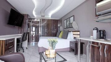 Deluxe Double Room | Egyptian cotton sheets, premium bedding, down duvets, memory-foam beds