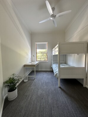 4 bedrooms, desk, free WiFi, bed sheets