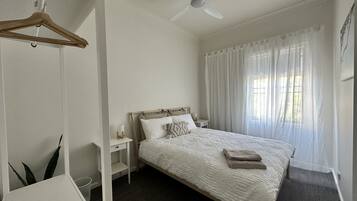 4 bedrooms, desk, free WiFi, bed sheets