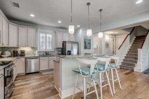 Refrigerador, microondas, horno y parrilla de estufa 