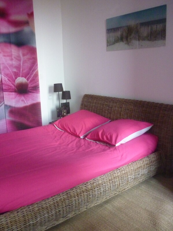 1 habitación, escritorio, tabla de planchar con plancha y cuna de viaje 