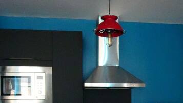 Een koelkast, een microgolfoven, een kookplaat, een waterkoker