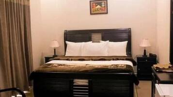 Quarto casal luxo | Ferros/tábuas de passar roupa, Wi-Fi de cortesia, roupa de cama