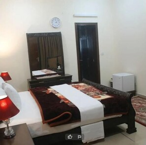 Deluxe Double Room | Iron/ironing board, free WiFi, bed sheets