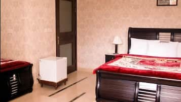 Deluxe Double Room | Iron/ironing board, free WiFi, bed sheets