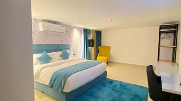 Habitación superior con 1 cama matrimonial o 2 individuales | Artículos del minibar gratis y caja de seguridad en la habitación