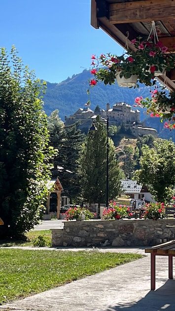 Vue sur le chĂąteau de devant le chalet