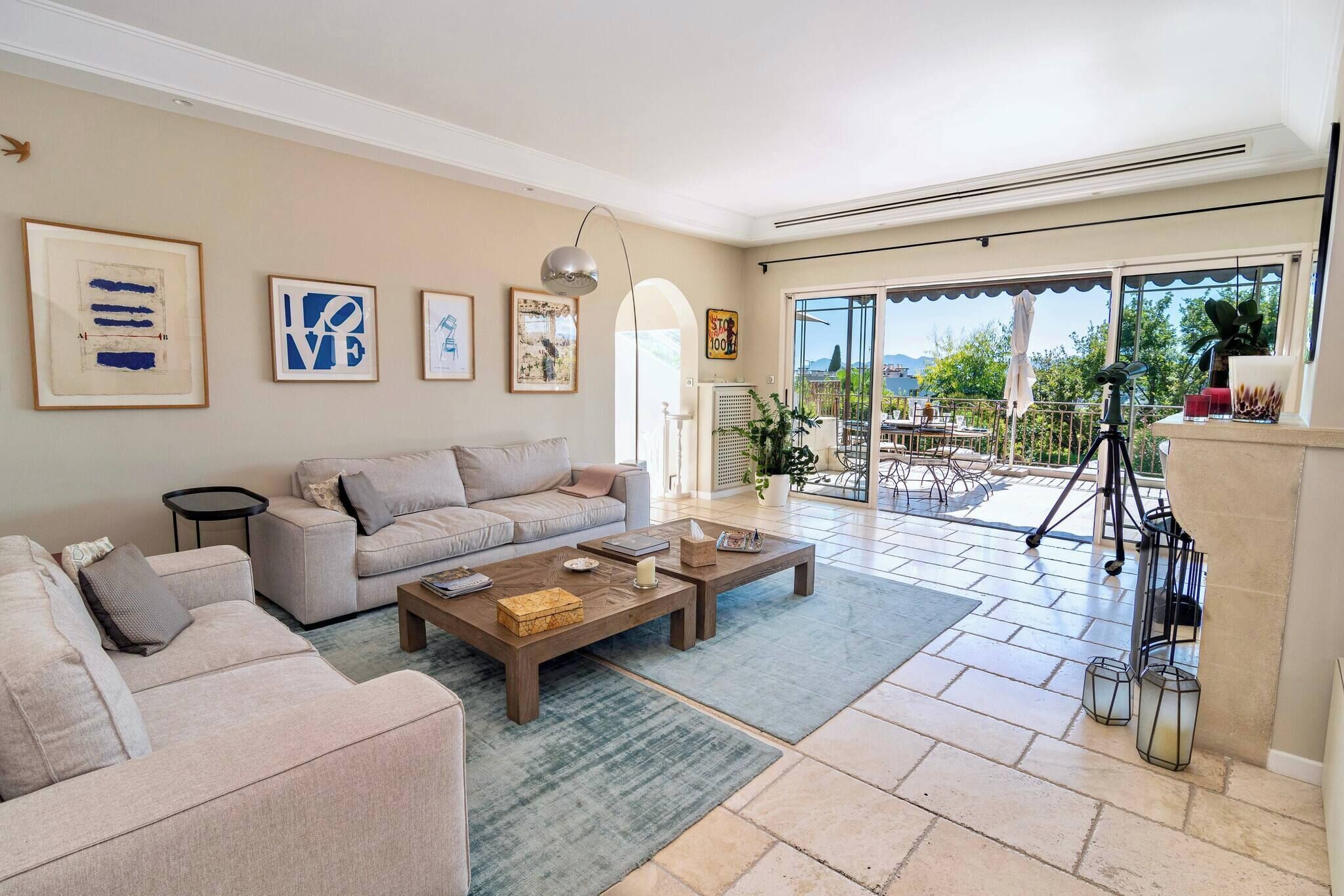 Fernseher, Kamin, Bücher