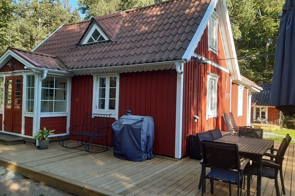 Vorderansicht des Ferienhauses mit Grill
