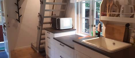 Frigorifero, microonde, forno, piano cottura