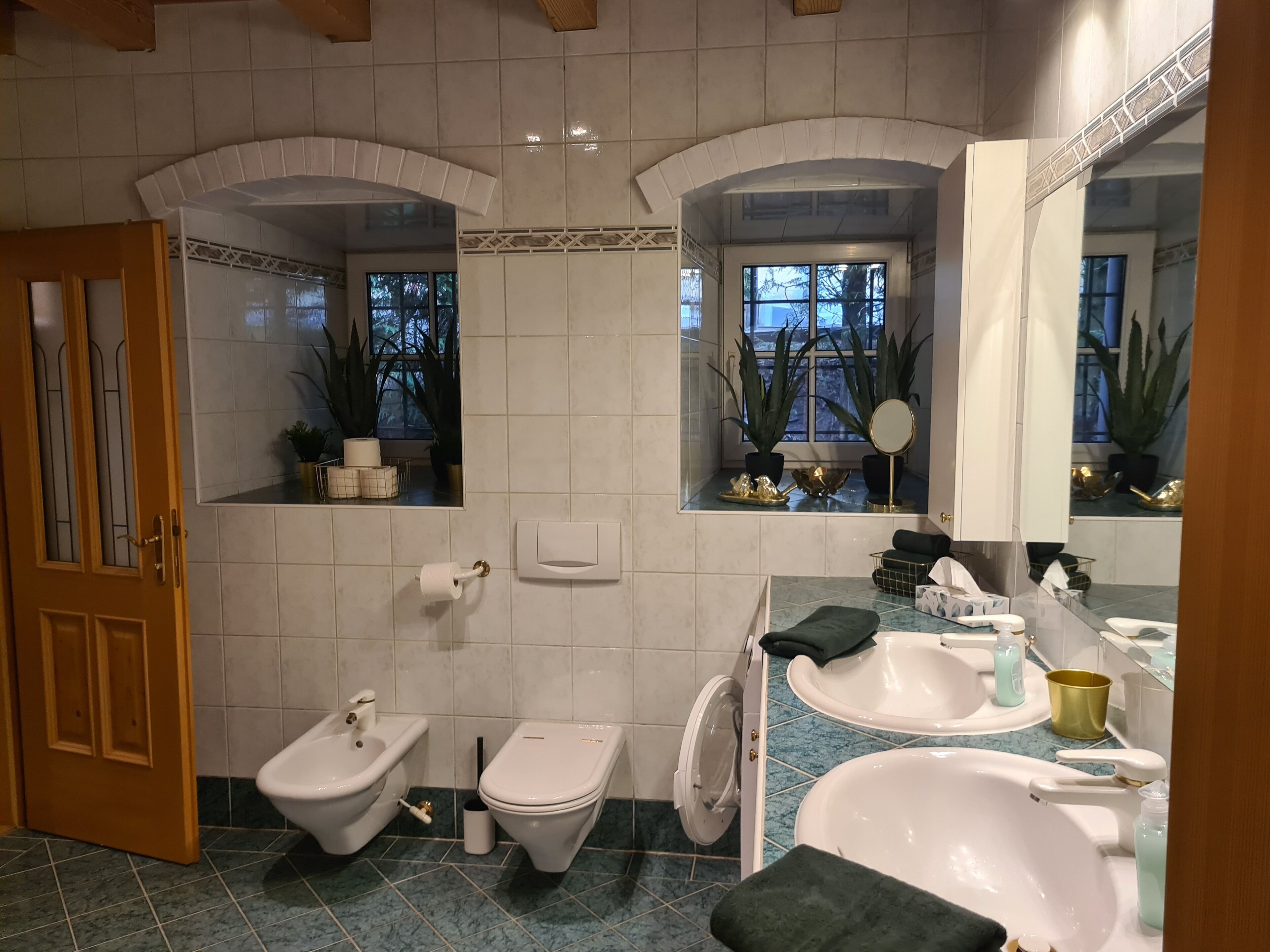 Haartrockner, Bidet, Handtücher, Seife