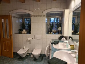 Een haardroger, een bidet, handdoeken, zeep