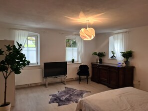 4 عدّة غرف نوم وواي فاي مجانًا وملاءات أسرّة