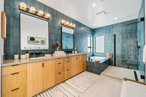 Shower, hair dryer, towels, soap - Modern Naples Home (Long Beach)