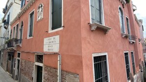 A historic building with a sign reading "Calle de la Racheta Ponte Priuli".