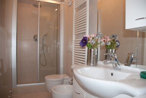 Hair dryer, towels, soap, toilet paper - Apartment on the canal in the heart of Venice (Venezia)