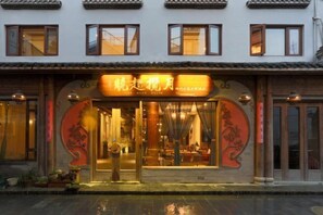 Un bâtiment traditionnel avec une enseigne indiquant « Hôtel ».