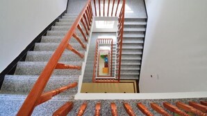 A staircase with wooden handrails and a carpeted floor. - Ningguo Julongwan Farmstay (Ningguo)