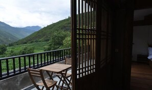 Outdoor dining - Habuda Yungu Hostel (Weixi)