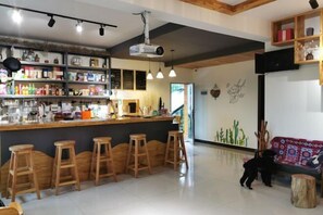 Bar (on property) - Meet Cat Inn (Zhangjiajie)
