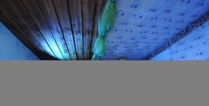 Ein Zimmer mit Holzboden und Wandtapete mit Muster.