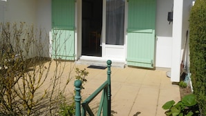 A building with a tiled entrance, green shutters, and a number '40' sign. - Vendean house with private pool, near beach, 5 people (La Faute-sur-Mer)