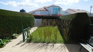 A paved pathway leading to a house with a white exterior and a red roof. - Vendean house with private pool, near beach, 5 people (La Faute-sur-Mer)