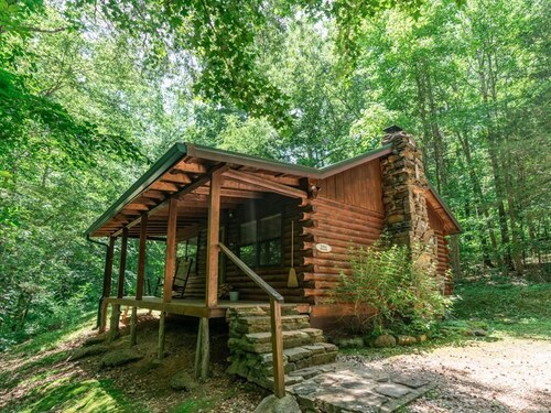 Valley Dream Cabin - A Romantic Couples Cabin w/ Jacuzzi