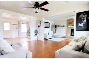 Living area - LARGE, beautiful 3bd/2ba 15 min from ft hood (Copperas Cove)