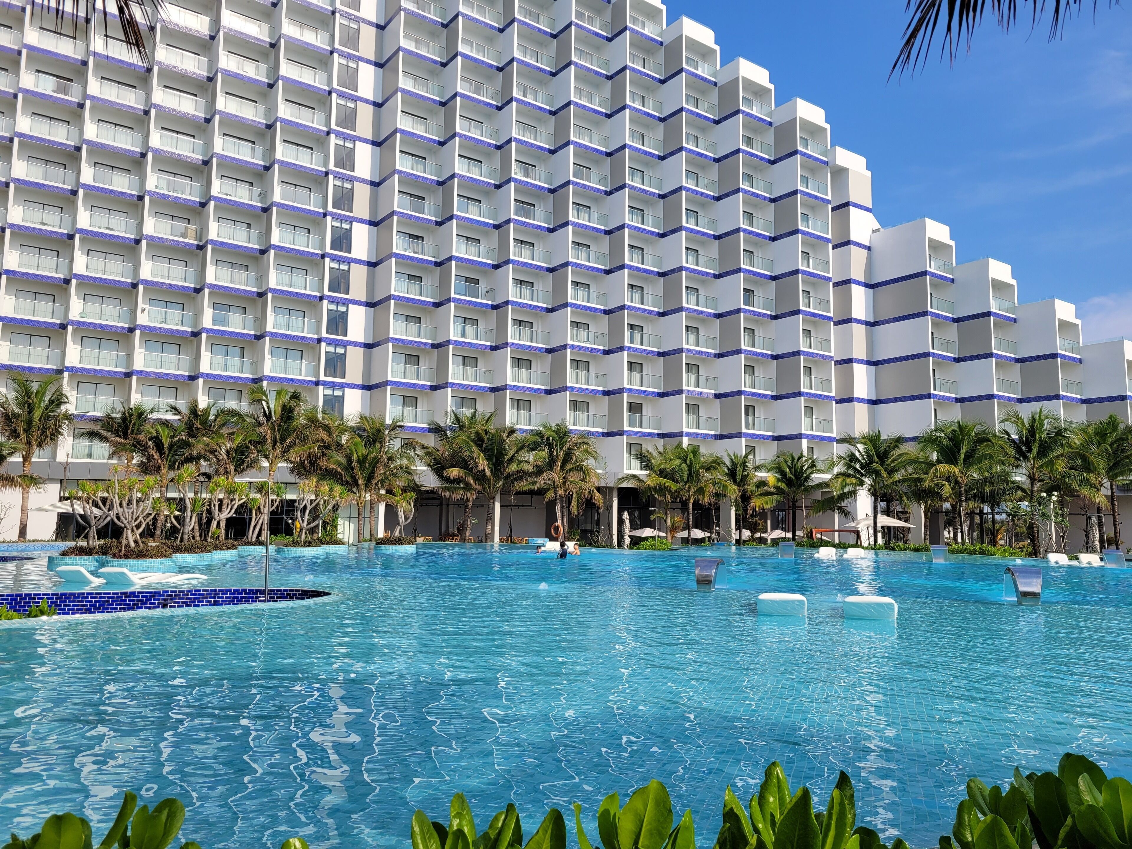 3 hồ bơi ngoài trời, dù/ô trên bãi biển/hồ bơi, ghế dài tắm nắng 