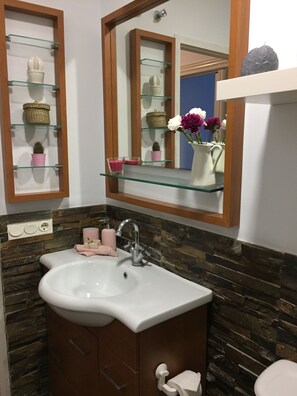 Een douche, een haardroger, handdoeken, zeep