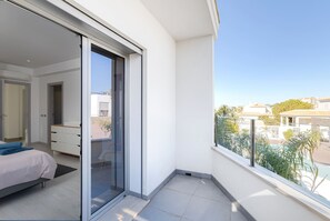 4 slaapkamers, een strijkplank/strijkijzer, gratis wifi, beddengoed