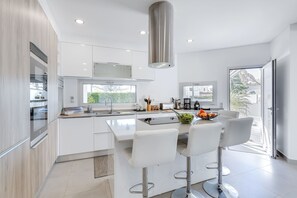 Jääkaappi, mikroaaltouuni, uuni, liesi