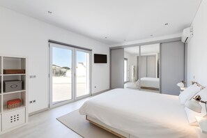 4 bedrooms, iron/ironing board, free WiFi, bed sheets