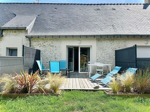 Outdoor dining - Cozy House with Private Garden and Parking - Quiet Area Near La Baule, Sleeps 4 (La Baule)