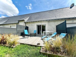 Outdoor dining - Cozy House with Private Garden and Parking - Quiet Area Near La Baule, Sleeps 4 (La Baule)