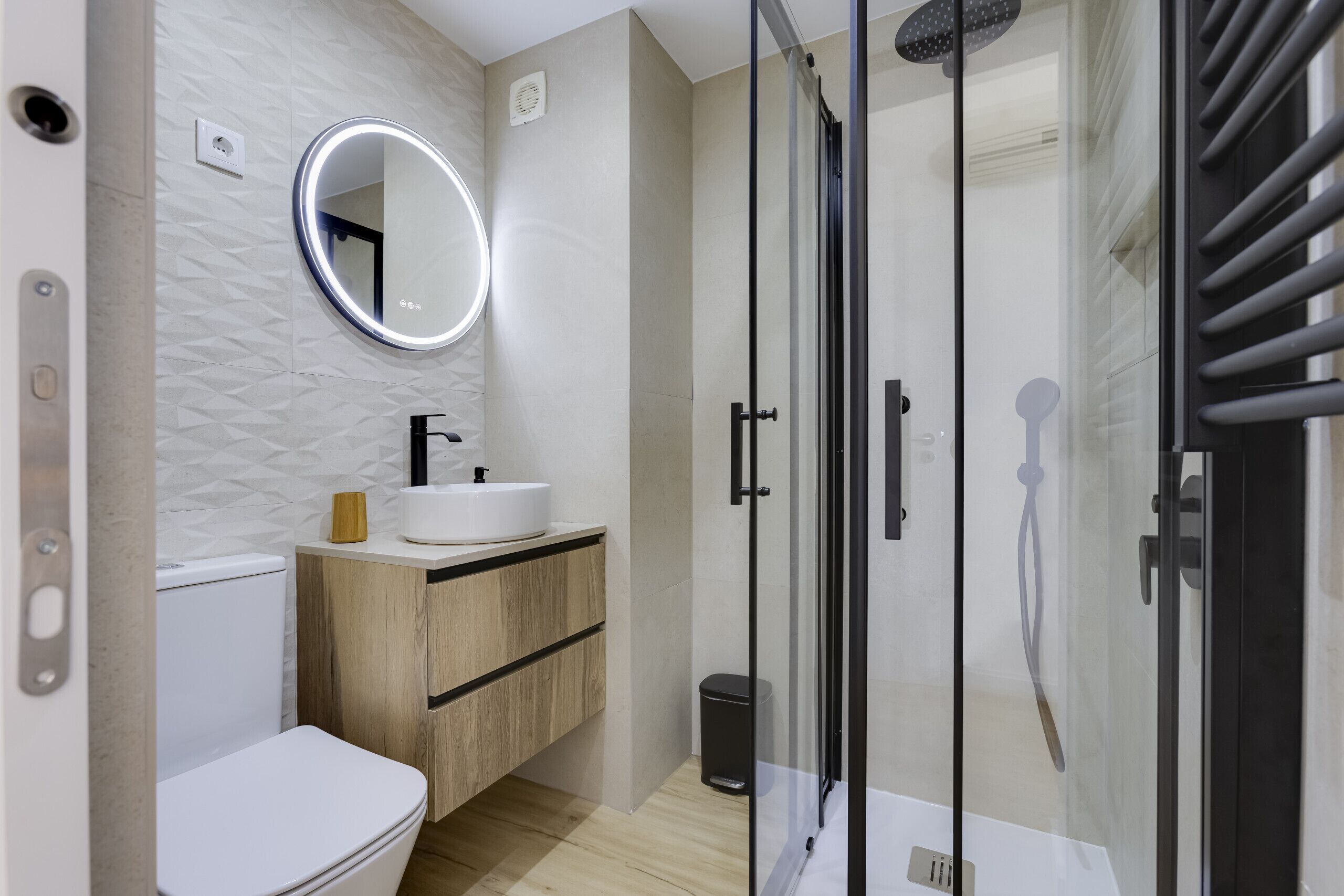 Baignoire, serviettes fournies, savon