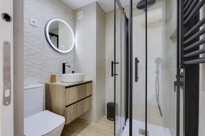 Bathtub, towels, soap