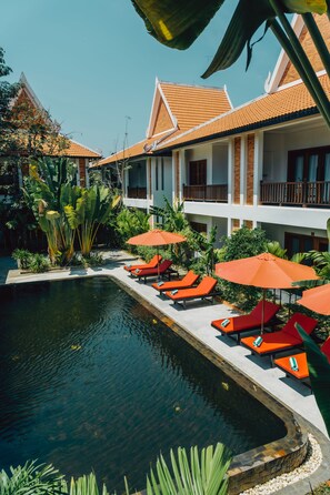 Una piscina al aire libre