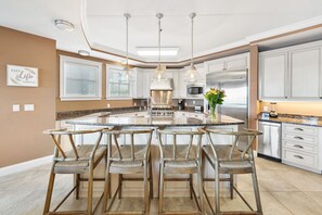 冷蔵庫、電子レンジ、オーブン、コンロ