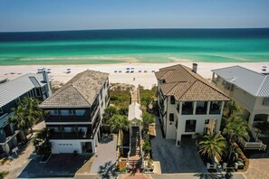 Una spiaggia nelle vicinanze