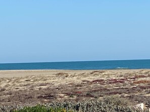 A beach with a clear sky and calm sea. - Villa T2+Mezzanine, 6 pers, beach, parking, Port Leucate (Port Leucate)