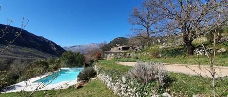 Una piscina al aire libre