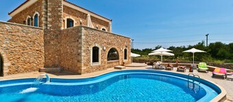 Ιndependent stone 2 bedroom apartment with attic.