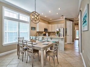 Dining - Seagrove just steps from beach, pool and tennis, 3 Bikes Included `Luce Del Sol` (Santa Rosa Beach)