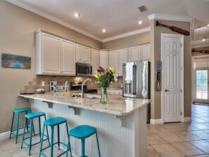 Kylskåp, mikrovågsugn, ugn och spish äll