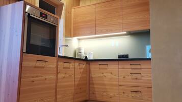 Frigorifero, forno, piano cottura, lavastoviglie