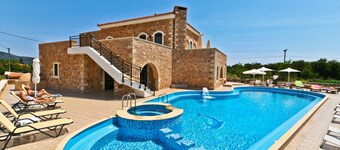 Ιndependent stone 1 bedroom apartment with attic.