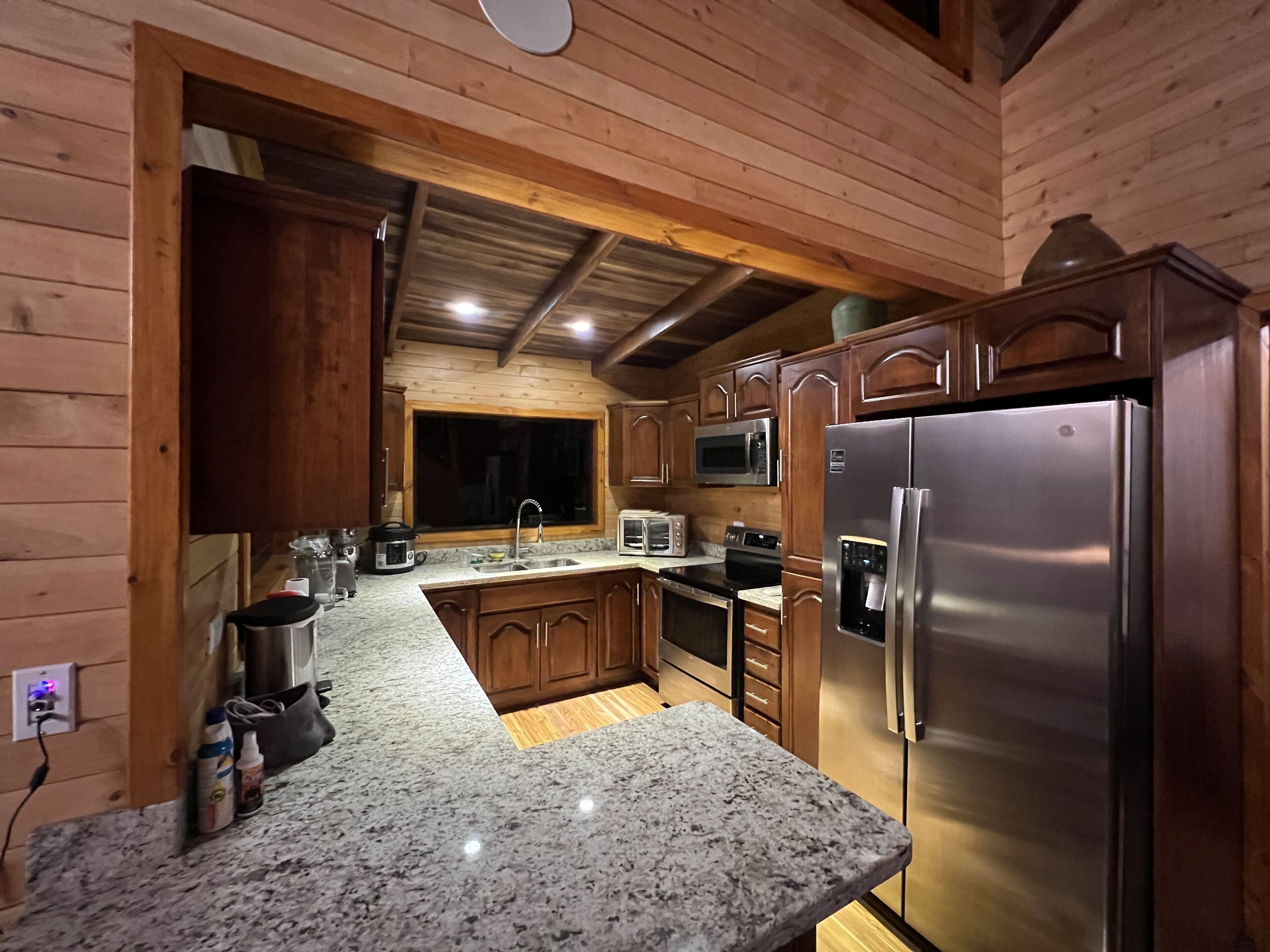 Jääkaappi, mikroaaltouuni, uuni, liesi